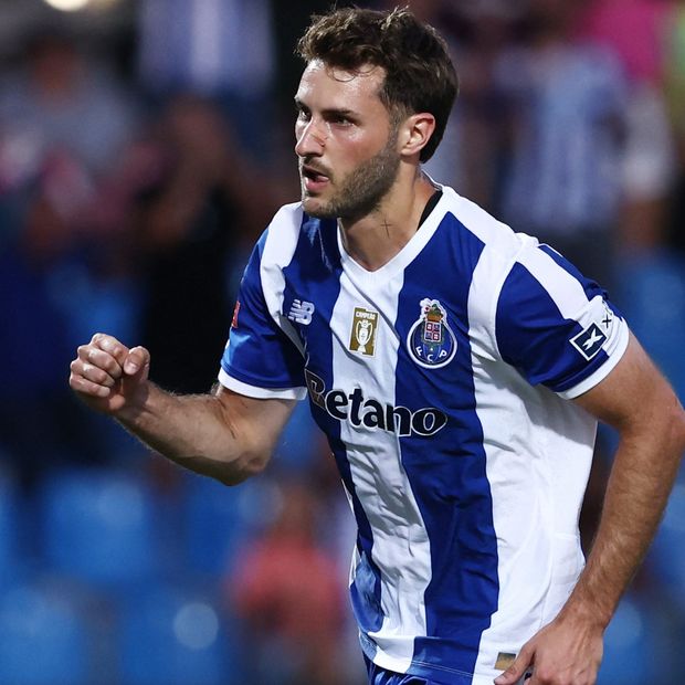 Santiago Gimenez durante un partido con el FC Porto